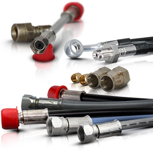 Différentes conduites de frein flexibles en acier de couleur et des raccords avec des accessoires en arrière-plan.